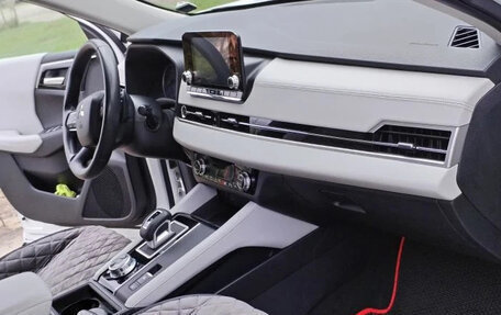 Mitsubishi Outlander, 2022 год, 3 350 000 рублей, 2 фотография