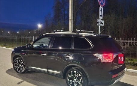 Mitsubishi Outlander III рестайлинг 3, 2014 год, 1 350 000 рублей, 13 фотография