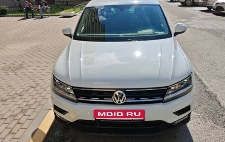 Volkswagen Tiguan II, 2018 год, 2 600 000 рублей, 2 фотография