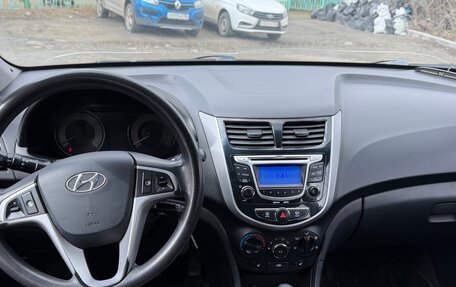 Hyundai Solaris II рестайлинг, 2011 год, 800 000 рублей, 5 фотография