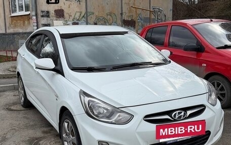 Hyundai Solaris II рестайлинг, 2011 год, 800 000 рублей, 2 фотография
