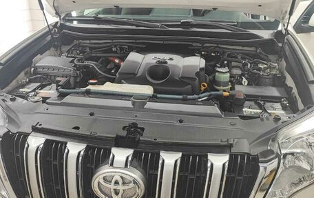 Toyota Land Cruiser Prado 150 рестайлинг 2, 2015 год, 3 600 000 рублей, 13 фотография