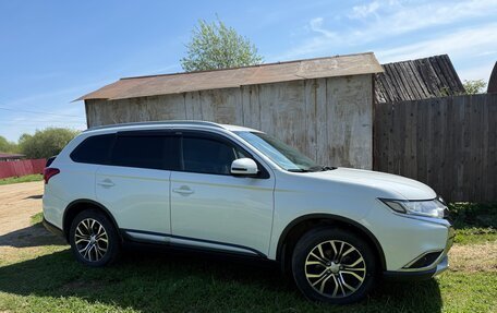 Mitsubishi Outlander III рестайлинг 3, 2015 год, 1 900 000 рублей, 4 фотография