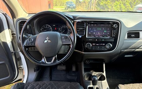 Mitsubishi Outlander III рестайлинг 3, 2015 год, 1 900 000 рублей, 8 фотография