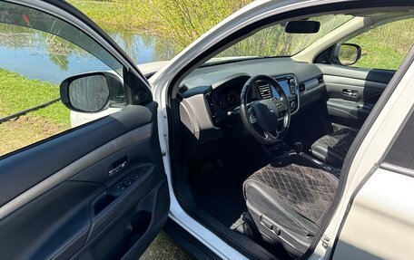 Mitsubishi Outlander III рестайлинг 3, 2015 год, 1 900 000 рублей, 7 фотография