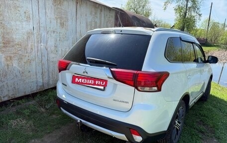 Mitsubishi Outlander III рестайлинг 3, 2015 год, 1 900 000 рублей, 2 фотография