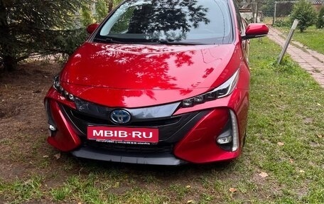 Toyota Prius IV XW50, 2018 год, 2 200 000 рублей, 1 фотография