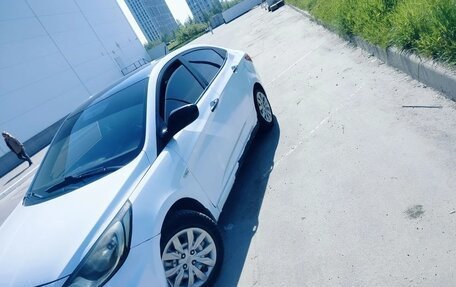 Hyundai Solaris II рестайлинг, 2011 год, 330 000 рублей, 3 фотография
