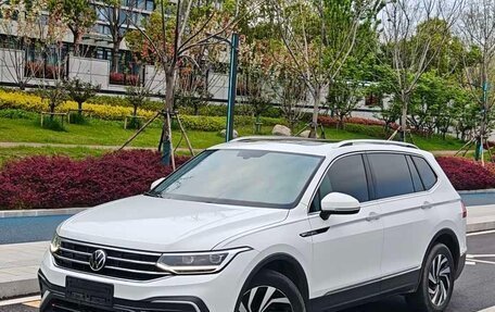 Volkswagen Tiguan II, 2023 год, 2 390 000 рублей, 1 фотография