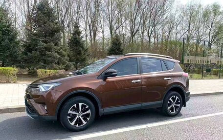 Toyota RAV4, 2017 год, 1 800 000 рублей, 2 фотография