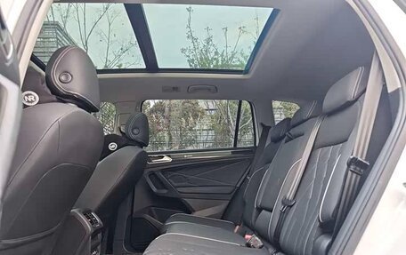 Volkswagen Tiguan II, 2023 год, 2 390 000 рублей, 10 фотография