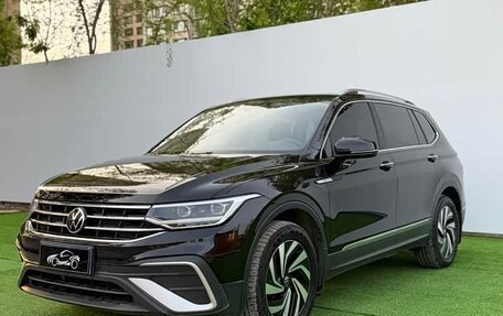 Volkswagen Tiguan II, 2023 год, 2 550 000 рублей, 2 фотография