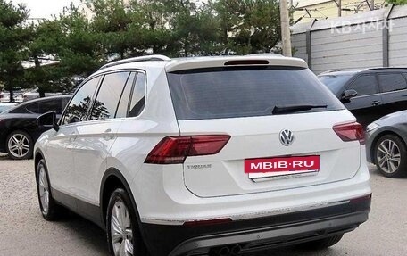 Volkswagen Tiguan, 2023 год, 1 800 000 рублей, 3 фотография