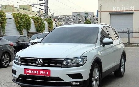 Volkswagen Tiguan, 2023 год, 1 800 000 рублей, 2 фотография
