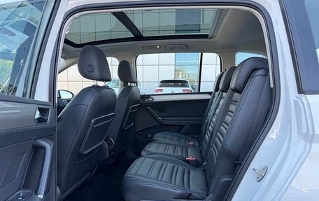 Volkswagen Touran III, 2021 год, 1 890 000 рублей, 10 фотография