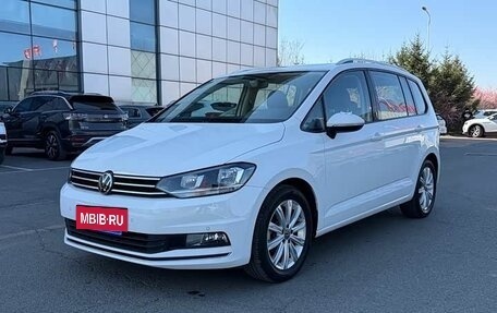 Volkswagen Touran III, 2021 год, 1 890 000 рублей, 2 фотография