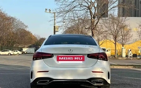 Mercedes-Benz A-Класс, 2019 год, 1 350 000 рублей, 5 фотография
