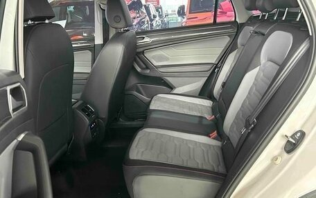 Volkswagen Tiguan II, 2023 год, 3 868 000 рублей, 18 фотография
