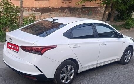 Hyundai Solaris II рестайлинг, 2021 год, 800 000 рублей, 1 фотография