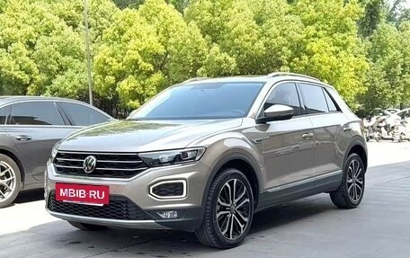 Volkswagen T-Roc I, 2023 год, 1 950 005 рублей, 2 фотография