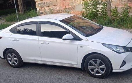 Hyundai Solaris II рестайлинг, 2021 год, 800 000 рублей, 18 фотография