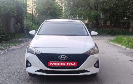 Hyundai Solaris II рестайлинг, 2021 год, 800 000 рублей, 4 фотография