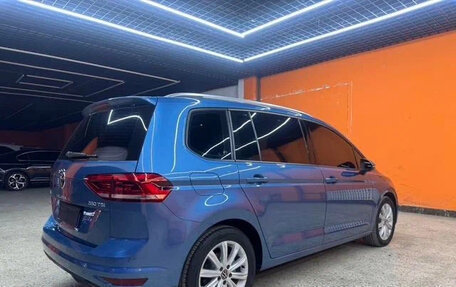 Volkswagen Touran III, 2022 год, 1 610 000 рублей, 6 фотография