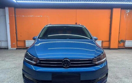 Volkswagen Touran III, 2022 год, 1 610 000 рублей, 2 фотография