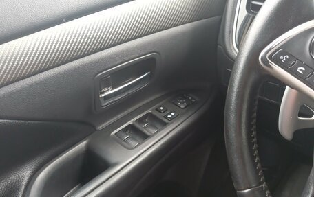 Mitsubishi Outlander III рестайлинг 3, 2013 год, 1 300 000 рублей, 10 фотография