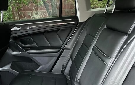 Volkswagen Tiguan II, 2018 год, 2 600 000 рублей, 2 фотография