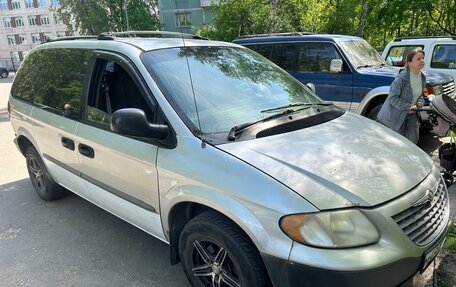 Chrysler Voyager IV, 2002 год, 300 000 рублей, 2 фотография