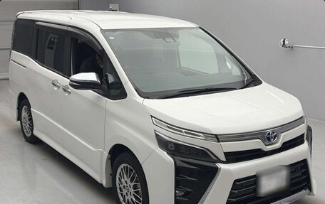 Toyota Voxy III, 2021 год, 2 200 000 рублей, 3 фотография