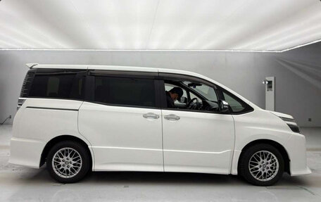 Toyota Voxy III, 2021 год, 2 200 000 рублей, 6 фотография