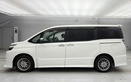 Toyota Voxy III, 2021 год, 2 200 000 рублей, 5 фотография