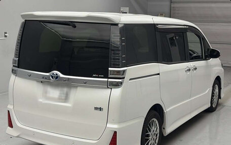 Toyota Voxy III, 2021 год, 2 200 000 рублей, 2 фотография