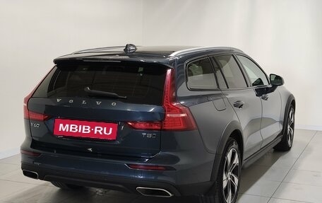 Volvo V60 Cross Country II, 2021 год, 3 560 000 рублей, 3 фотография