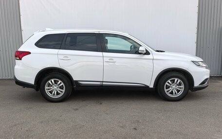 Mitsubishi Outlander III рестайлинг 3, 2019 год, 2 350 000 рублей, 4 фотография