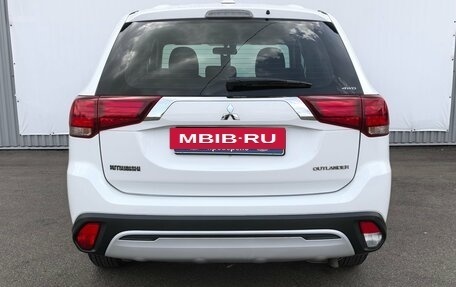 Mitsubishi Outlander III рестайлинг 3, 2019 год, 2 350 000 рублей, 6 фотография