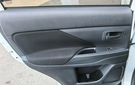 Mitsubishi Outlander III рестайлинг 3, 2019 год, 2 350 000 рублей, 16 фотография