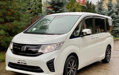 Honda Stepwgn IV, 2017 год, 1 290 000 рублей, 2 фотография