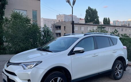 Toyota RAV4, 2017 год, 2 200 000 рублей, 2 фотография