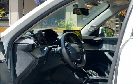 Peugeot 2008 II, 2022 год, 1 890 000 рублей, 7 фотография