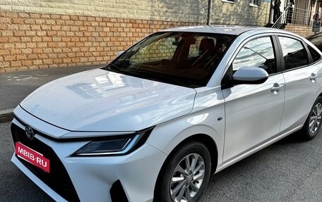 Toyota Yaris XP150 рестайлинг, 2022 год, 2 250 000 рублей, 1 фотография