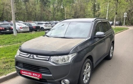 Mitsubishi Outlander III рестайлинг 3, 2013 год, 1 570 000 рублей, 2 фотография
