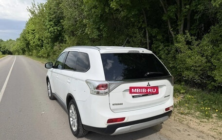 Mitsubishi Outlander III рестайлинг 3, 2014 год, 1 350 000 рублей, 7 фотография