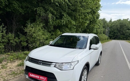 Mitsubishi Outlander III рестайлинг 3, 2014 год, 1 350 000 рублей, 9 фотография