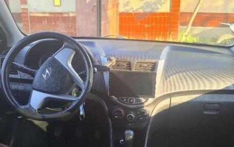 Hyundai Solaris II рестайлинг, 2013 год, 770 000 рублей, 3 фотография