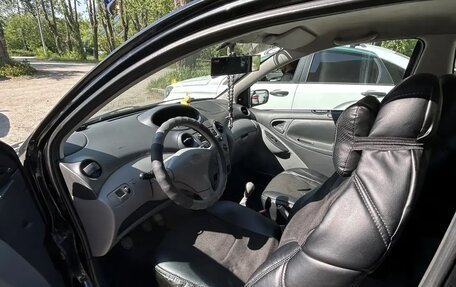 Toyota Yaris I рестайлинг, 2002 год, 700 000 рублей, 6 фотография