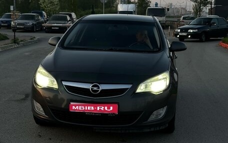 Opel Astra J, 2011 год, 620 000 рублей, 1 фотография