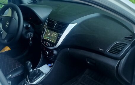 Hyundai Solaris II рестайлинг, 2011 год, 670 000 рублей, 10 фотография